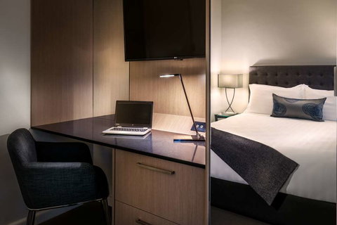 Crest on Park - New Castle Holiday 6