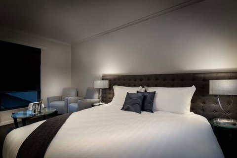 Crest on Park - New Castle Holiday 7