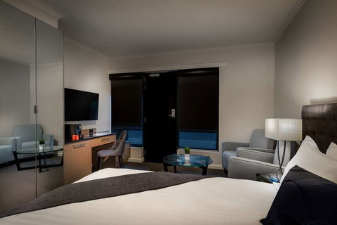 Crest on Park - New Castle Holiday 8