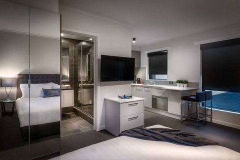 Crest on Park - New Castle Holiday 10