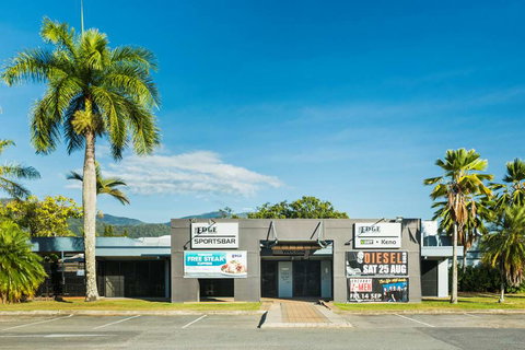 Nightcap at Edge Hill Tavern - New Castle Holiday 0