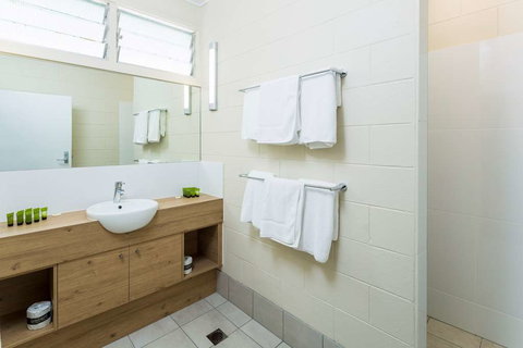 Nightcap at Edge Hill Tavern - New Castle Holiday 2