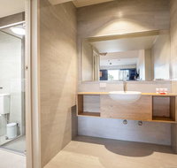 Nightcap at Manhattan Hotel - New Castle Holiday