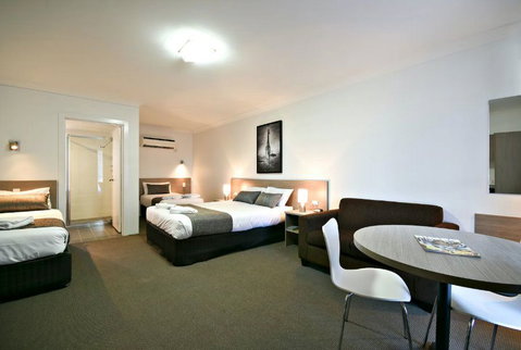 The Aberdeen Motel - New Castle Holiday 2