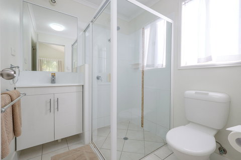 Barney Beach Accommodation Centre - New Castle Holiday 2