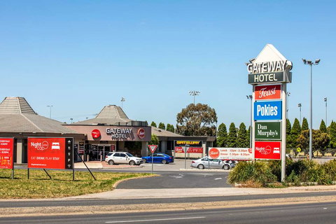 Nightcap at Gateway Hotel - New Castle Holiday 1