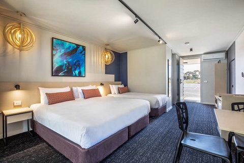 Nightcap at Gateway Hotel - New Castle Holiday 7