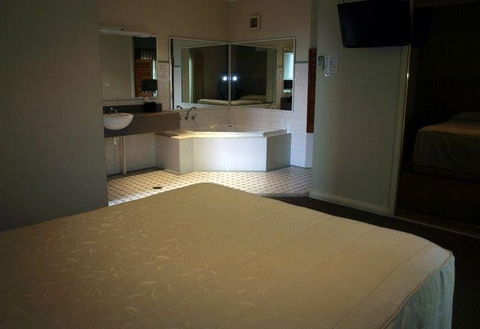 Francis Phillip Motor Inn & The Lodge - New Castle Holiday 2
