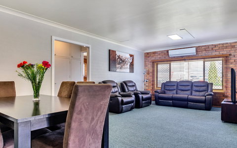 Jackie Howe Motel - New Castle Holiday 1