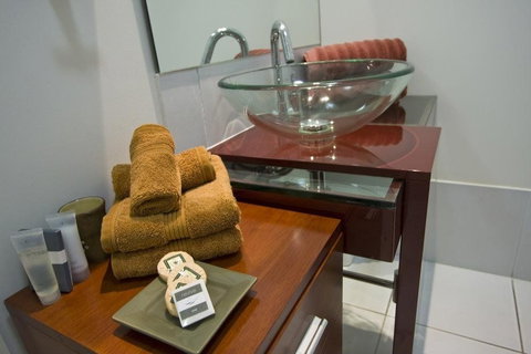 53 On Victoria - New Castle Holiday 1