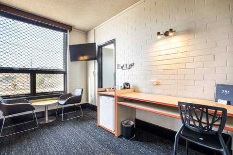 Nightcap At Glengala Hotel - New Castle Holiday 1