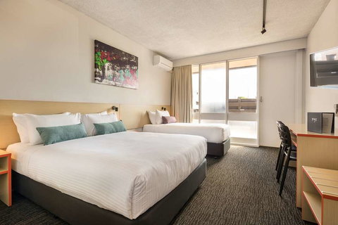 Nightcap At Waltzing Matilda Hotel - New Castle Holiday 2