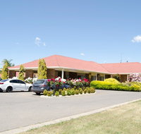 Pines Country Club Motor Inn - New Castle Holiday