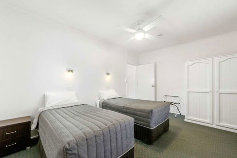 Comfort Inn & Suites Riverland - New Castle Holiday 8