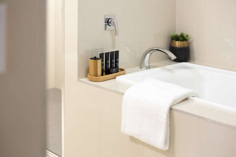 H on Smith Hotel - New Castle Holiday 3