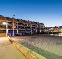 Dolphin Quay Apartment Hotel - New Castle Holiday
