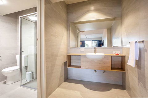 Nightcap at Manhattan Hotel - New Castle Holiday 0