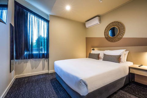 Nightcap at Manhattan Hotel - New Castle Holiday 4