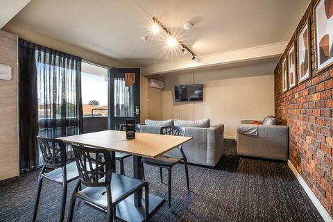 Nightcap at Manhattan Hotel - New Castle Holiday 7