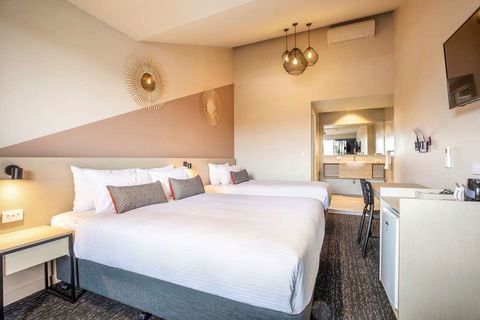 Nightcap at Manhattan Hotel - New Castle Holiday 9