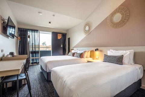 Nightcap at Manhattan Hotel - New Castle Holiday 10