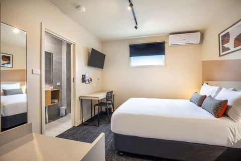 Nightcap at Manhattan Hotel - New Castle Holiday 11