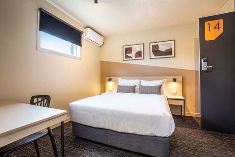 Nightcap at Manhattan Hotel - New Castle Holiday 12