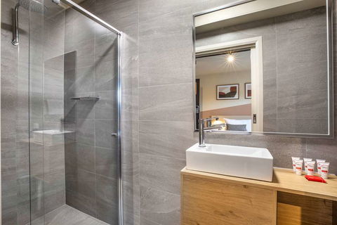 Nightcap at Manhattan Hotel - New Castle Holiday 13