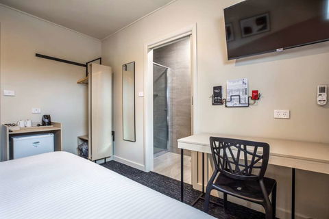 Nightcap at Manhattan Hotel - New Castle Holiday 14