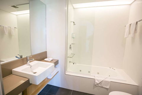 Alpha Hotel Eastern Creek - New Castle Holiday 4