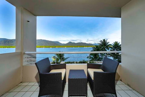 Hilton Cairns - New Castle Holiday 3