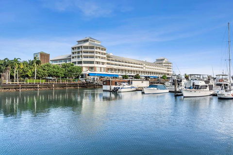 Shangri-La Hotel, The Marina - New Castle Holiday 0
