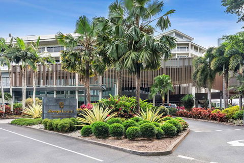 Shangri-La Hotel, The Marina - New Castle Holiday 1