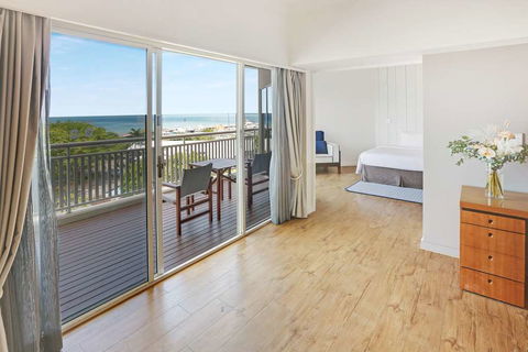 Shangri-La Hotel, The Marina - New Castle Holiday 12