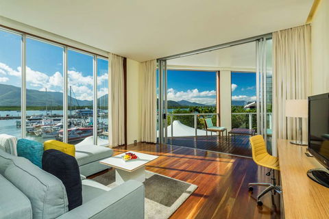Shangri-La Hotel, The Marina - New Castle Holiday 13