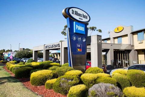 Nightcap at St Albans Hotel - New Castle Holiday 0