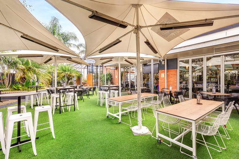 Nightcap at Findon Hotel - New Castle Holiday 0