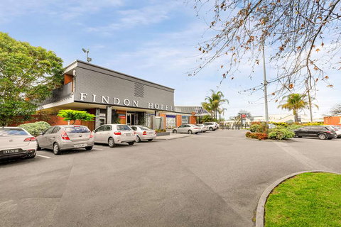 Nightcap at Findon Hotel - New Castle Holiday 1