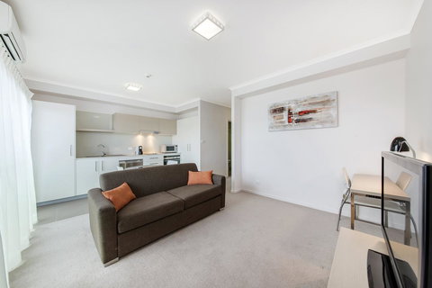 Abode Tuggeranong - New Castle Holiday 4