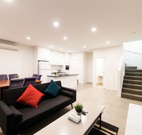 3BR Townhouse Double Garage walk to Lake Ginninderra - New Castle Holiday