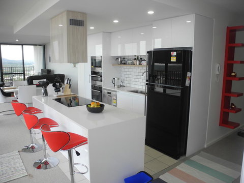 3BR Executive Apartment With Lake And Mountain Views - New Castle Holiday 7