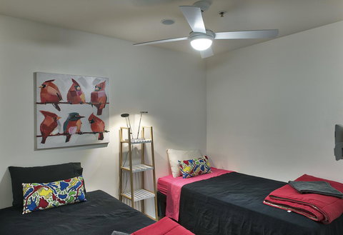 3BR Executive Apartment With Lake And Mountain Views - New Castle Holiday 4