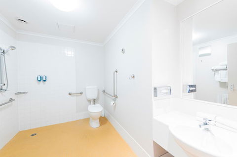 The Woden Hotel - New Castle Holiday 6