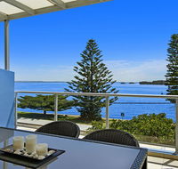 Lakeside Waterfront Apartment 18 The Entrance - New Castle Holiday