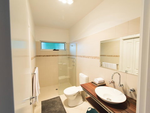 S T U D I O 22 Peaceful Retreat With Garden Views - New Castle Holiday 6