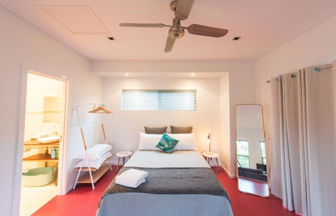 S T U D I O 22 Peaceful Retreat With Garden Views - New Castle Holiday 3