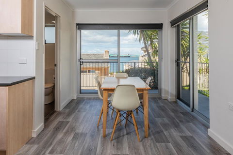 Bay 10 - Suites And Apartments - New Castle Holiday 12