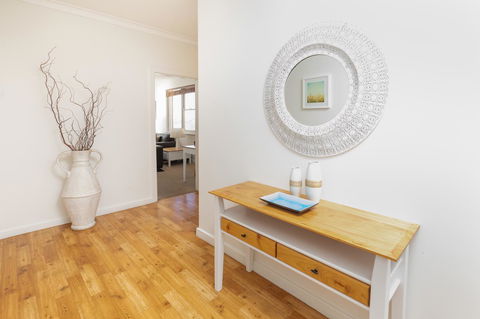 Bay 10 - Suites And Apartments - New Castle Holiday 14
