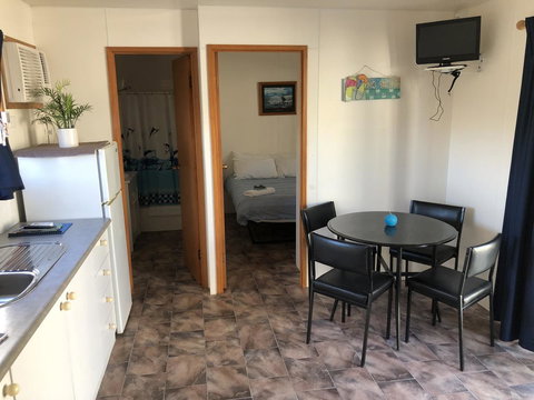 Rocks Retreat Cabin - Dolphin - New Castle Holiday 4