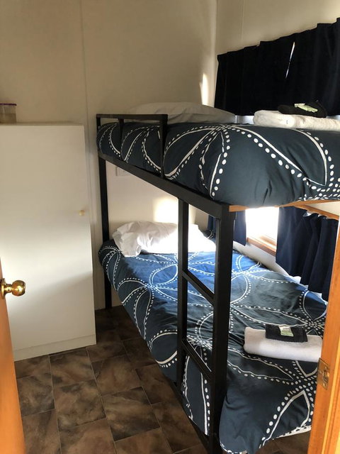 Rocks Retreat Cabin - Dolphin - New Castle Holiday 3